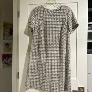 Calvin Klein dress with short sleeves in a gray pink and white pattern.